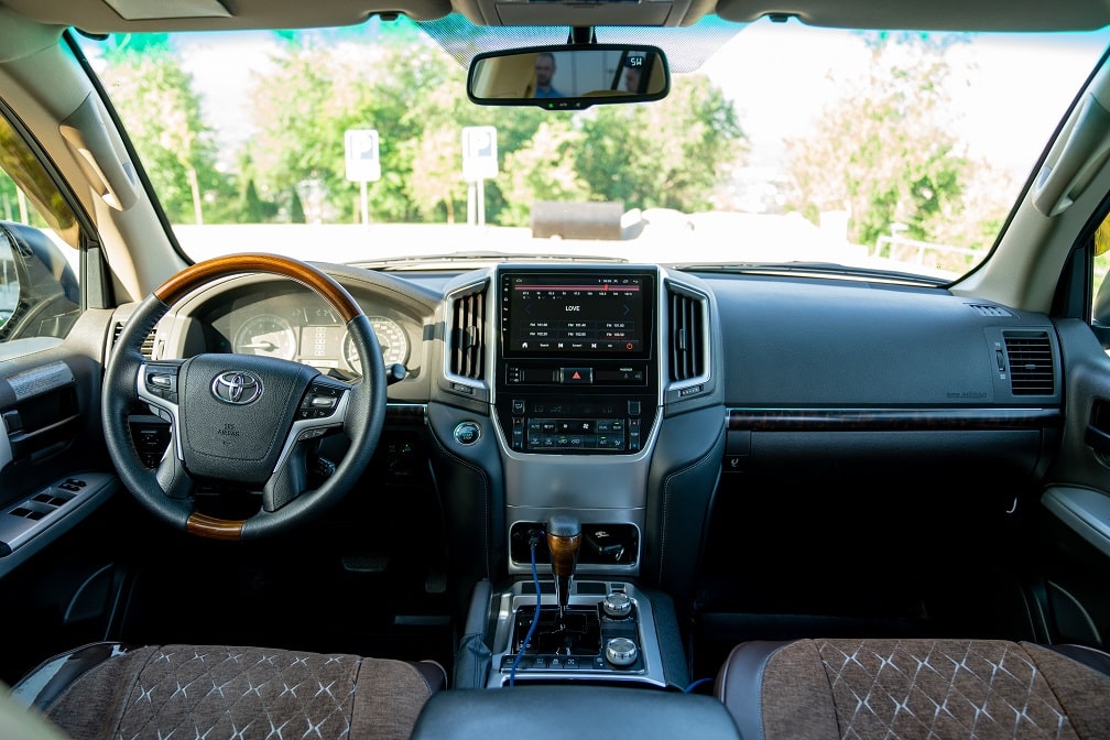 Прокат Toyota Land Cruiser 200 c водителем в Алматы