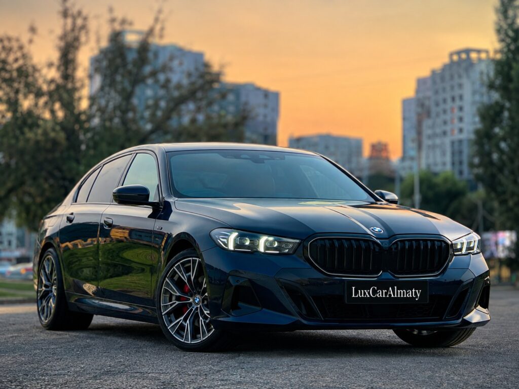 BMW M550i 2022